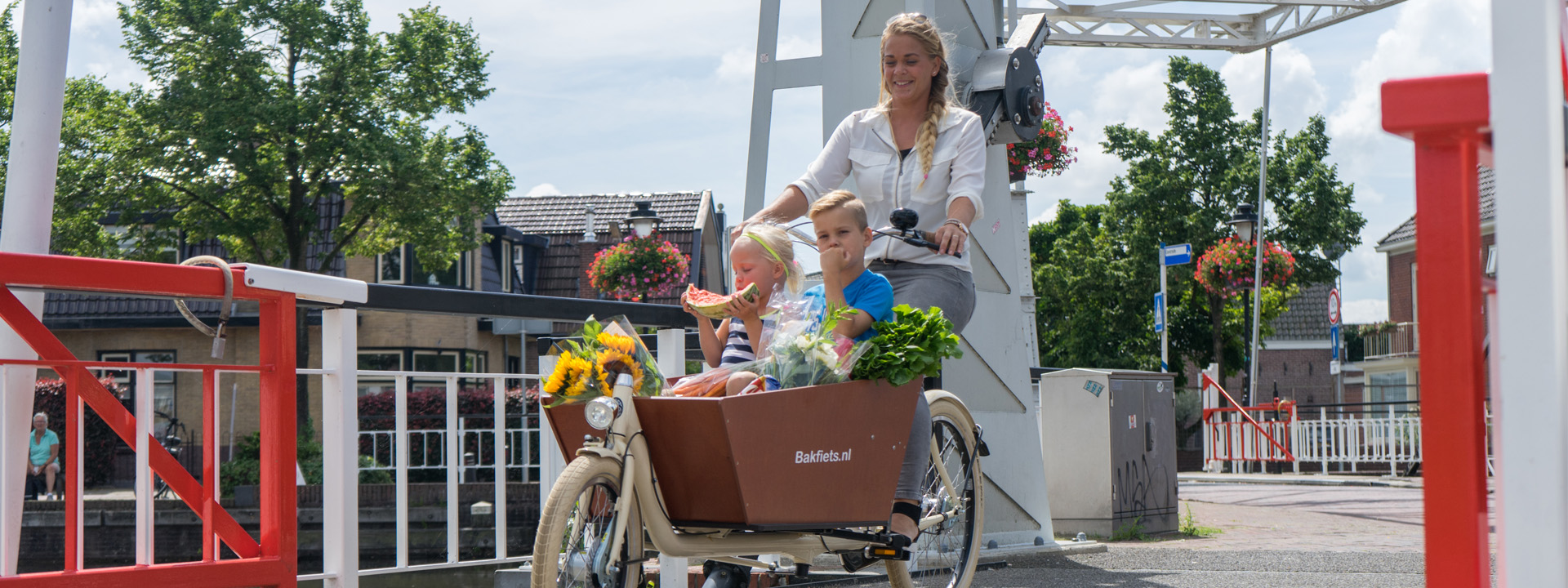 bakfiets-long-with-kids.webp